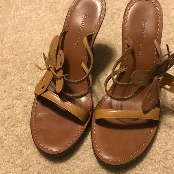 Size 7 1/2 heels with a flower on the side - Picture 2 of 4